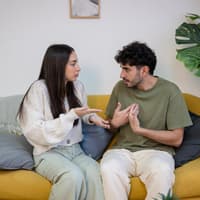 Trennungsgründe: Die wichtigsten Anzeichen Paar streitet sich auf Sofa