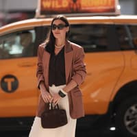 Braun kombinieren Frau in braunem Blazer