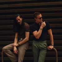 Männer mit diesen Sternzeichen verursachen Liebeskummer Zwei Männer in stylischen Outfits