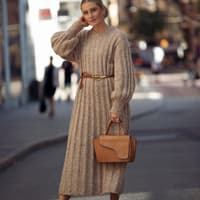 Strickkleid kombinieren: So setzt du das kuschelige Modell perfekt in Szene Frau in einem Strickkleid