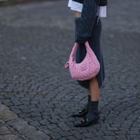 Strickrock kombinieren: So stylst du den kuscheligen Mode-Trend Frau in grauem Strickrock