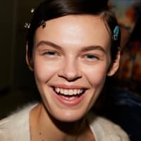 Bestes Retinol Serum Model mit strahlender Haut