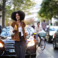 Lebensmittel mit Kollagen Frau mit Saft