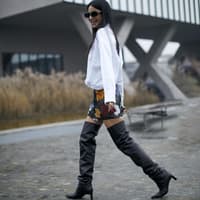 Overknee Stiefel kombinieren: So stylt ihr die angesagten Boots richtig Frau stylt Overknee Stiefel mit Bluse