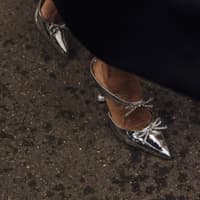 Schuh-Trends: Diese Modelle sind im Herbst und Winter 2025/2026 angesagt Silberfarbene Mules