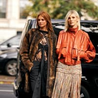 Styling-Tipp: Die besten Teile für Temperaturen um 15 Grad Celsius Zwei stylische Frauen