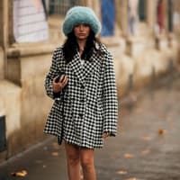 Im Winter 2025 brauchst du einen Fake Fur Hut, um im Trend zu liegen Frau mit Fake Fur Hut