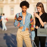 Geizige Sternzeichen Zwei Frauen shoppen