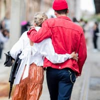 Psychologie: 5 Anzeichen beim Kuscheln, die zeigen, dass er euch wirklich liebt Paar geht Arm in Arm