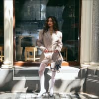 Weiße Strumpfhosen sind der eleganteste Mode-Trend im Winter 2024/2025 Weiße Strumpfhose