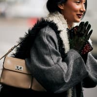 Editor's Picks Frau mit Handschuhen
