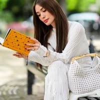 Frau liest ein Buch Frau liest ein Buch