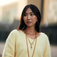 Schmuckstücke Frau mit Goldschmuck