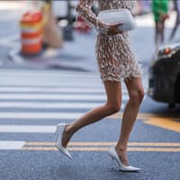 Was zieht man an Weihnachten an? Leonie Hanne in Perlen-Outfit