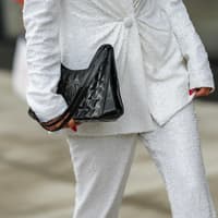 Weihnachtsoutfit das schlank macht Frau in Pailletten-Look