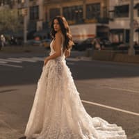 Brautkleid reinigen Frau in Brautkleid