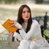 Frau hat ein Buch in der Hand Frau hat ein Buch in der Hand