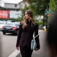 Frau mit tailliertem Blazer Frau mit tailliertem Blazer