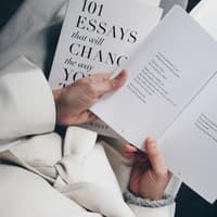 Frau mit Buch in der Hand Frau mit Buch in der Hand