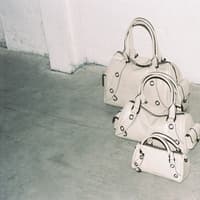 Nika von Liebeskind Berlin ist eine stilvolle Neuinterpretation der klassischen Bowlingtasche. Nika von Liebeskind Berlin ist eine stilvolle Neuinterpretation der klassischen Bowlingtasche.