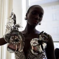 Parfum-Trend Model mit Blumenlook