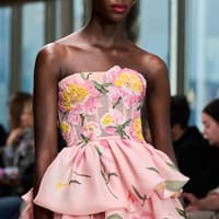 Model mit rosafarbenen Kleid Model mit rosafarbenen Kleid