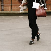 Frau mit Sneakern aus Wildleder Frau mit Sneakern aus Wildleder