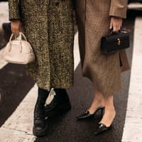 Zwei Frauen mit Taschen in der Hand Zwei Frauen mit Taschen in der Hand
