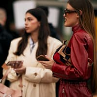 Dank dieser 7 Tricks bekommt ihr das ausverkaufte Teil trotzdem Zwei stylische Frauen