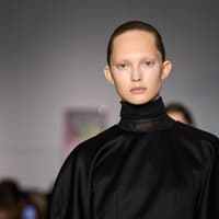 Model mit Lippenstift in Rosenholz Model mit Lippenstift in Rosenholz