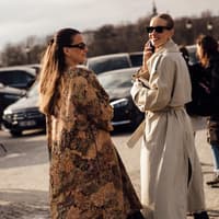 Zwei Frauen im Herbst-Look Zwei Frauen im Herbst-Look