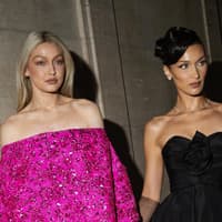 Als Hochzeitsgast tragen wir im Herbst 2025 diese Farbe – wie Bella und Gigi Hadid Als Hochzeitsgast tragen wir im Herbst 2025 diese Farbe – wie Bella und Gigi Hadid