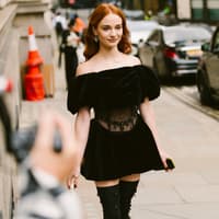 Zur Weihnachtsfeier im Büro oder daheim? Ich trage dieses Samt-Kleid von H&M Zur Weihnachtsfeier im Büro oder daheim? Ich trage dieses Samt-Kleid von H&M