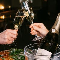 Ein Hoch auf uns, die Liebe und das Leben! Mit L’Osteria die besonderen Momente feiern. Ein Hoch auf uns, die Liebe und das Leben! Mit L’Osteria die besonderen Momente feiern.