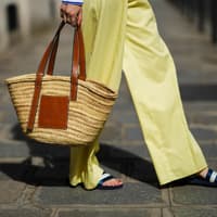 Eine Frau mit einem Shopper aus Bast