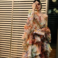 Die 3 schönsten Midi-Kleider mit Blumenmuster für den Sommer 2026 Die 3 schönsten Midi-Kleider mit Blumenmuster für den Sommer 2026