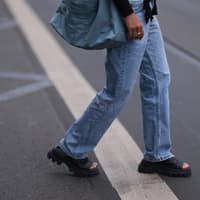 Schuh-Trends 2026: 3 flache Sandalen, die euch optisch lange Beine zaubern Schuh-Trends 2026: 3 flache Sandalen, die euch optisch lange Beine zaubern