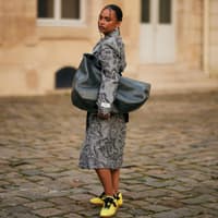 Bunte Sneaker kombinieren: So gelingt das Styling Bunte Sneaker kombinieren: So gelingt das Styling