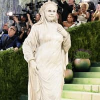 Heidi Klum wird zur Statue und trifft das Motto der Met Gala 2026 damit am besten Heidi Klum wird zur Statue und trifft das Motto der Met Gala 2026 damit am besten
