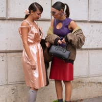 Keyhole Tops machen im Frühling 2026 jeden simplen Look zum Mode-Statement Keyhole Tops machen im Frühling 2026 jeden simplen Look zum Mode-Statement