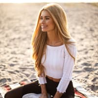 Was bringen die Home-Workouts von Pamela Reif wirklich? Pamela Reif am Strand