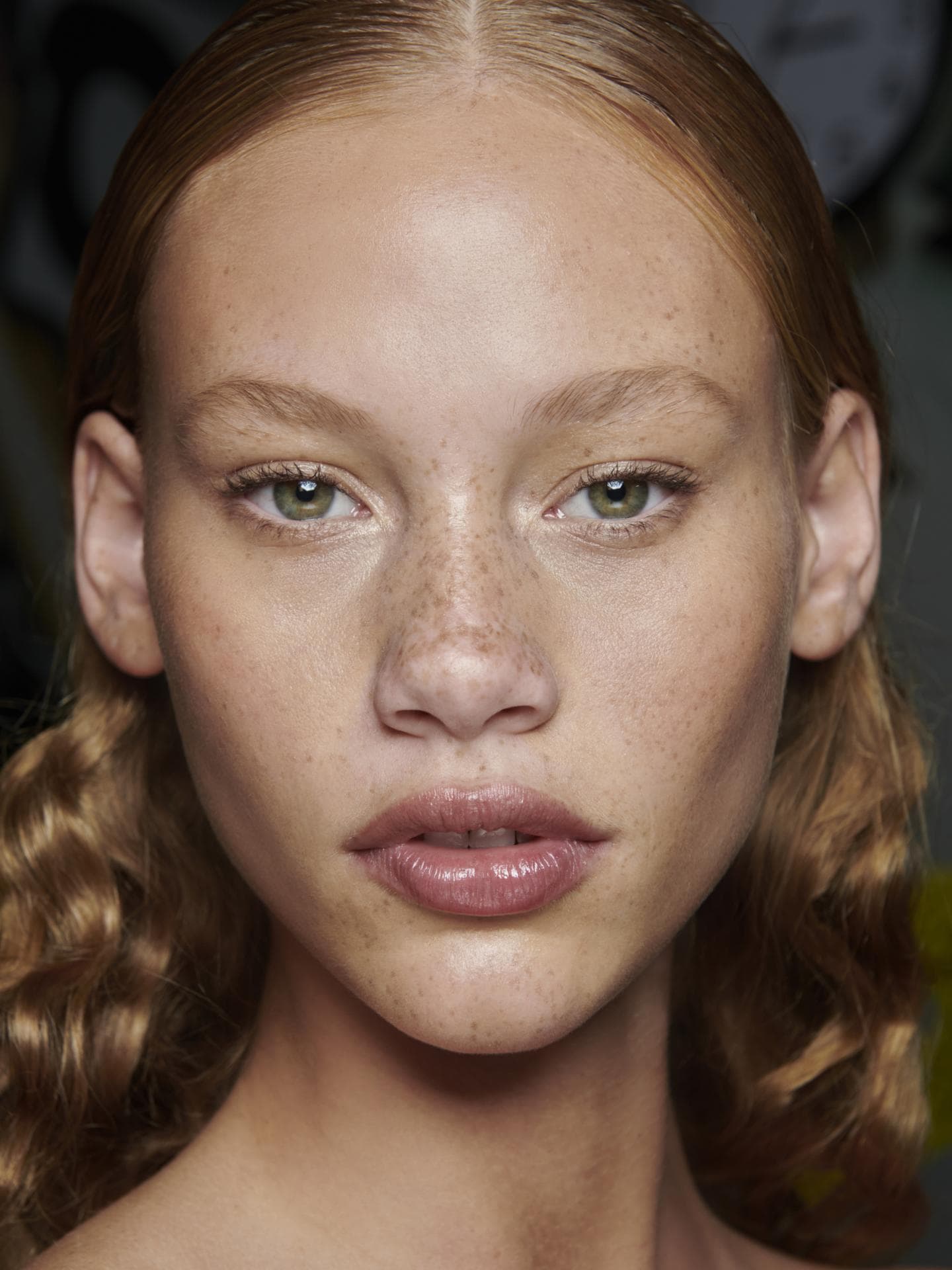 Sonnencreme gegen Pigmentflecken Model mit Sommersprossen