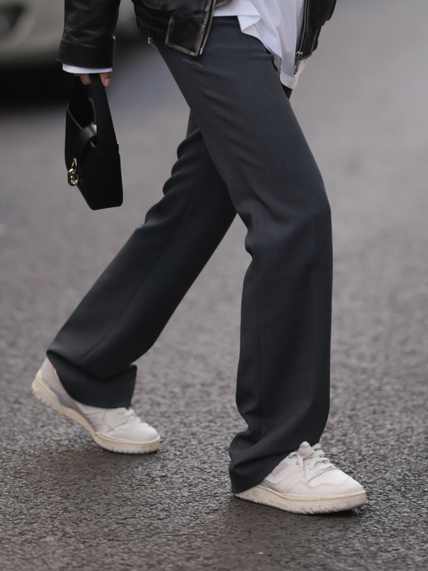 Sneaker Business Look: So kombinierst du die sportlichen Schuhe im Büro Frau trägt weißen Sneaker