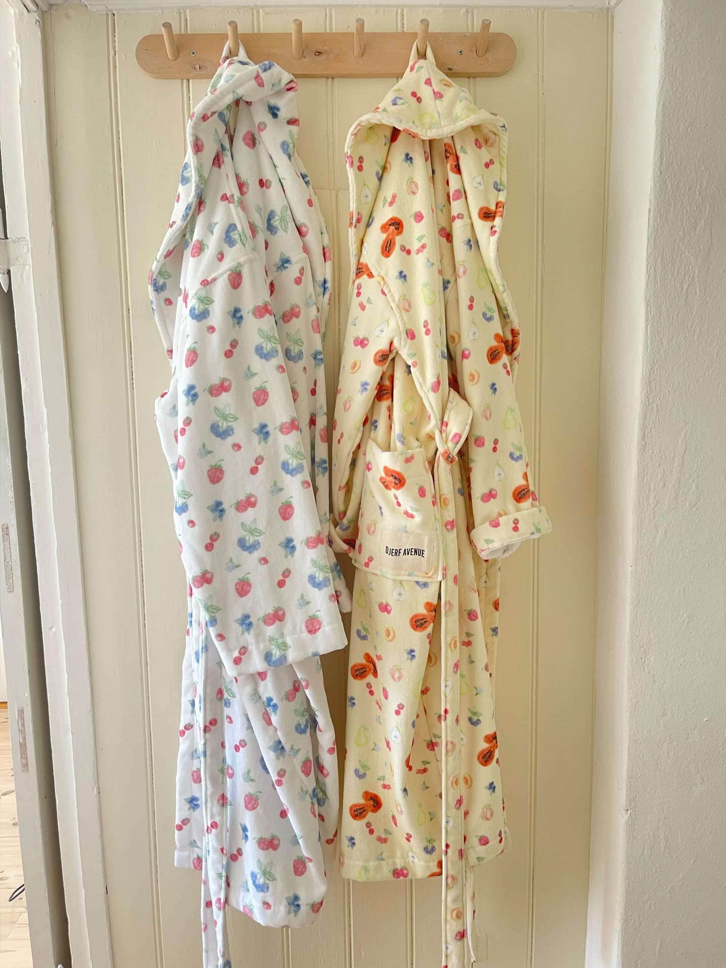 Bademantel von Djerf Avenue