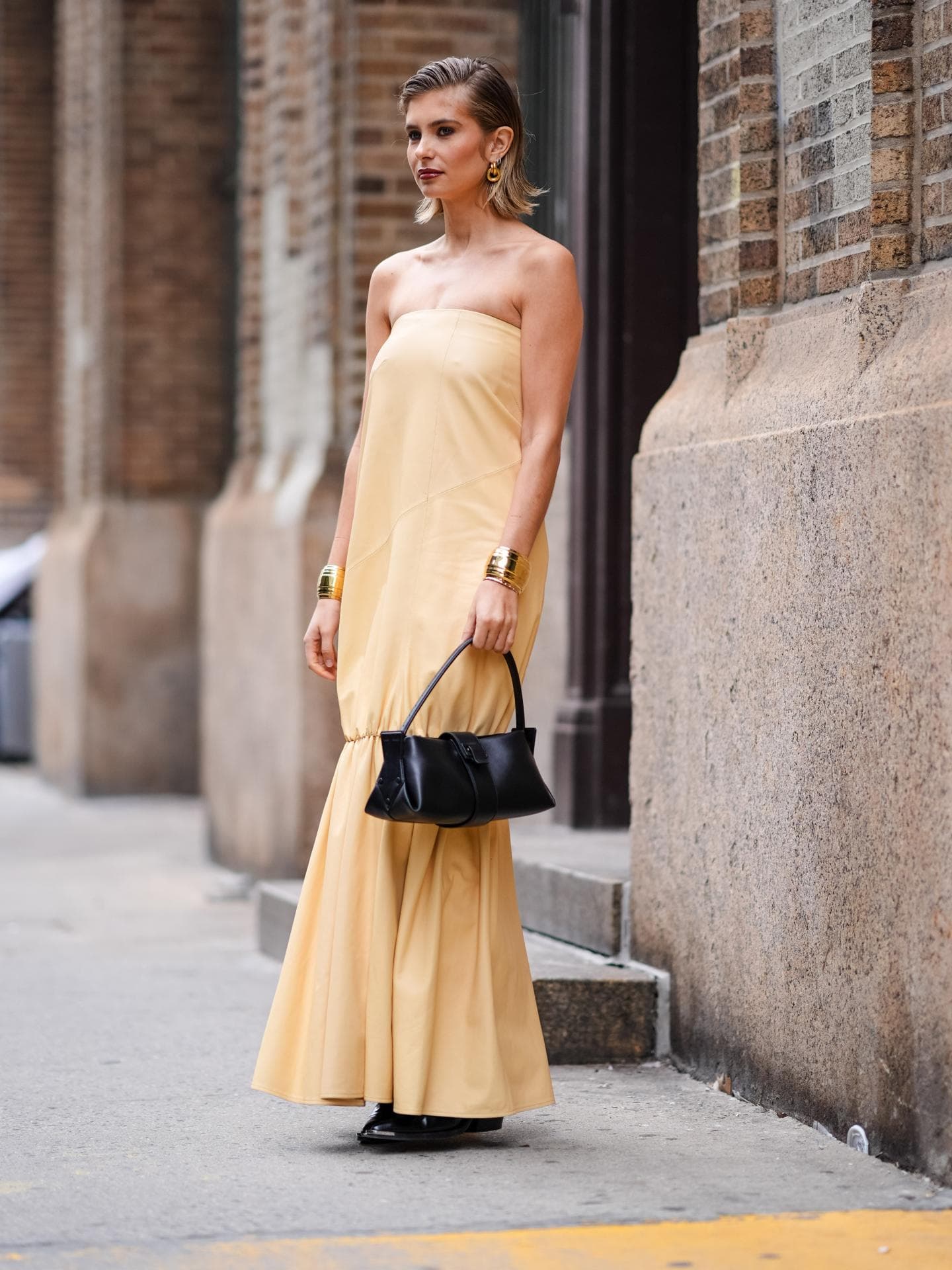 Pastellfarbenes Kleid in Gelb mit schwarzer Tasche Pastellfarbenes Kleid in Gelb mit schwarzer Tasche