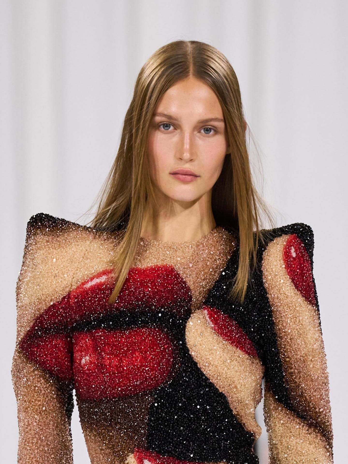 Paris Fashion Week Sleek Hair Model bei Balmain