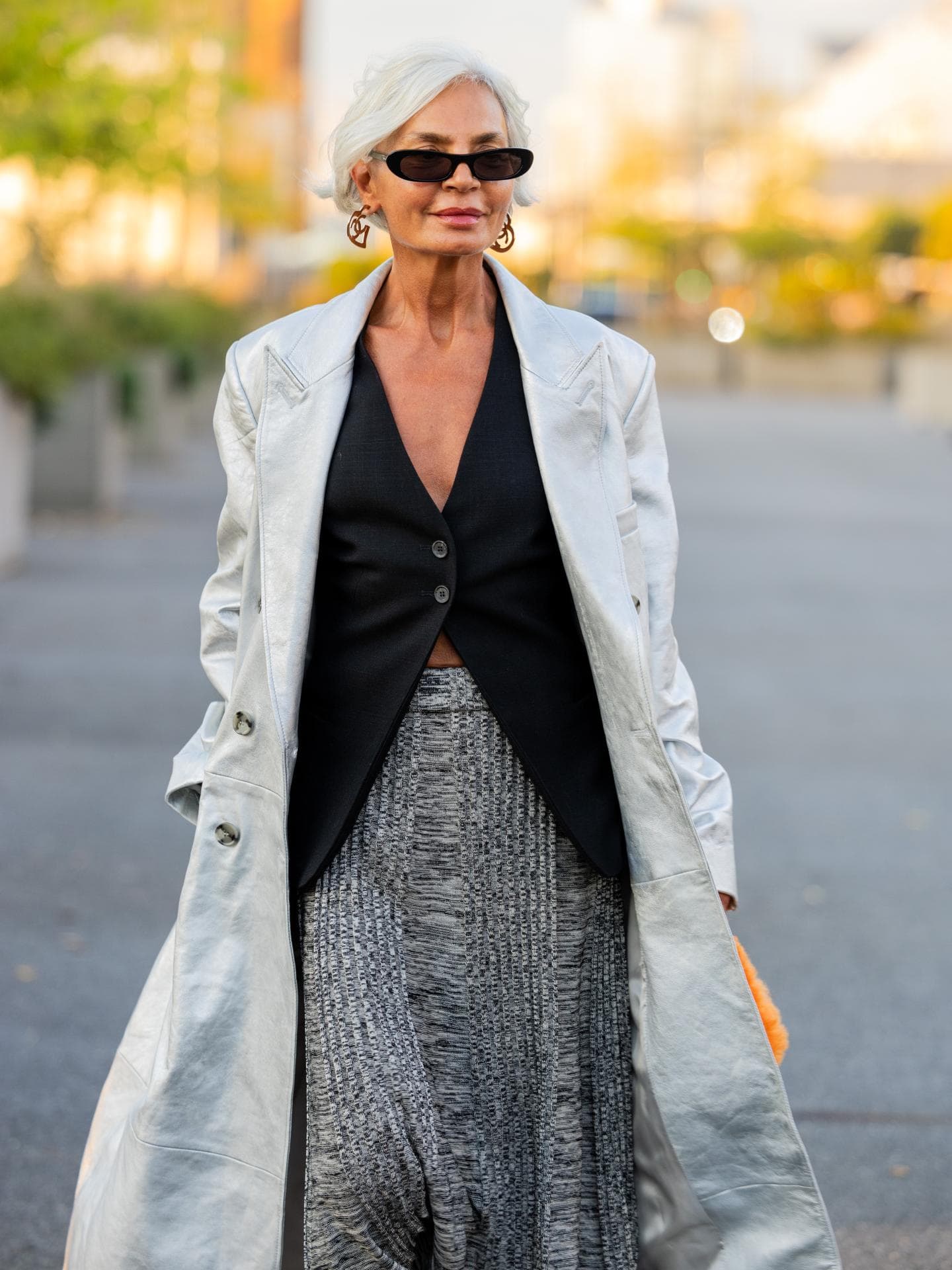 Jünger aussehen: Diese 10 Kleidungsstücke bewirken echte Wunder Grece Ghenem in stylischem Look