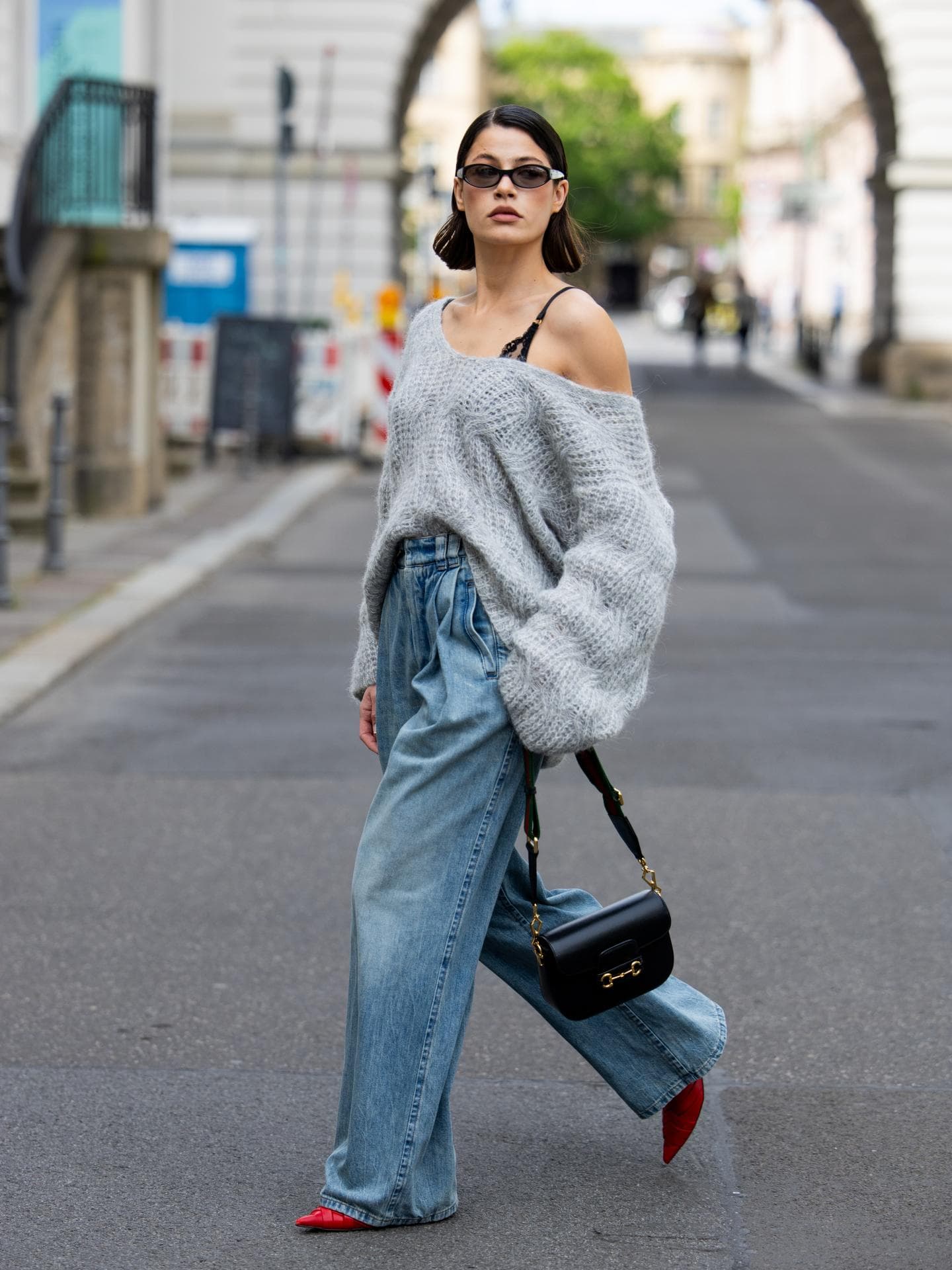 Strickpullover Trends 2024 Frau mit Strickpullover und Jeans