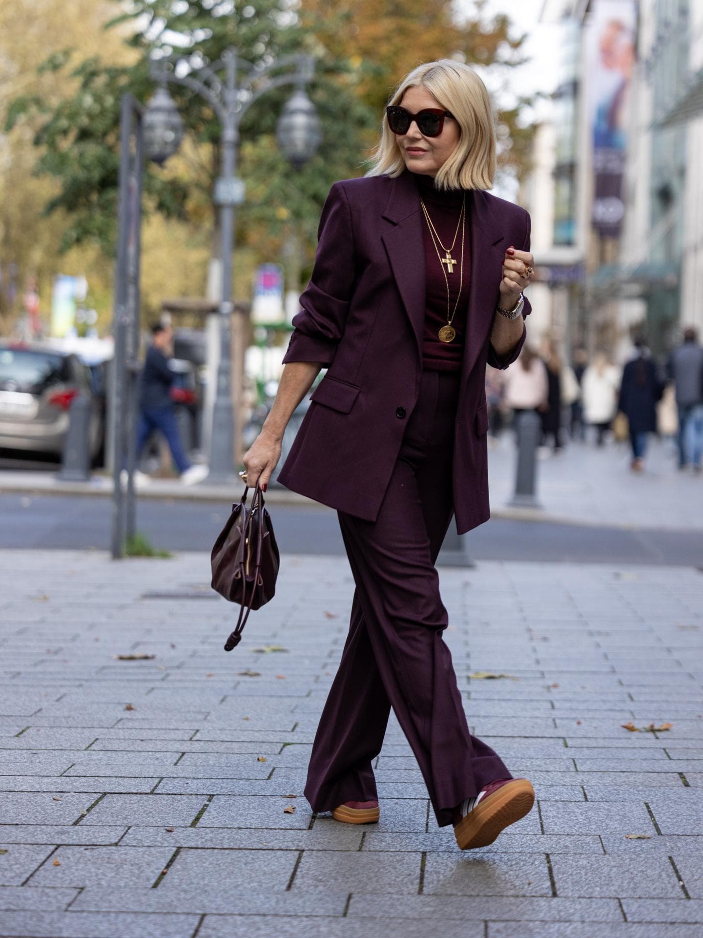 Adidas Spezial in dieser Farbe sind der größte Sneaker-Trend im Herbst 2024 Frau in Adidas Sneakern