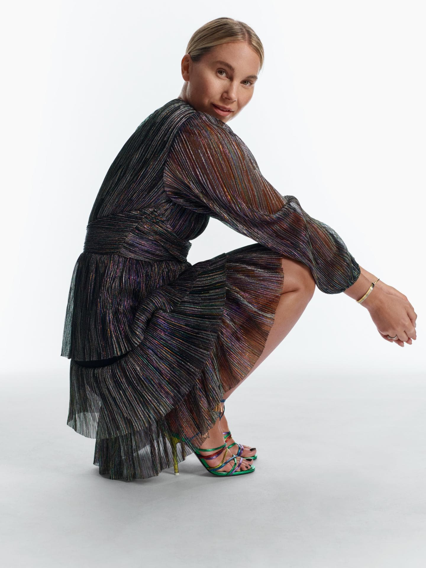 Constantly K über Mode-Trends der Party Season: "Mehr ist mehr – Glitzer, Pailletten und auffällige Schulterpolster!" Kleid